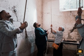 A l'église de Pousseaux dans la Nièvre, la grand-mère et les témoins des jeunes mariés sonnent les cloches à la sortie de l'église.